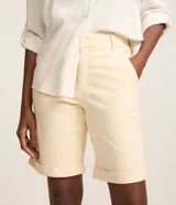 Bermuda de sarga color blanco, de tiro alto con trabillas en la cintura y bolsillos laterales. Confeccionada en tejido plano de algodón con un toque de elastano para mayor comodidad. Marca Marfinno.