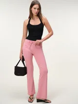 Top halter de tela rib color rosado, con corte entallado y espalda descubierta.