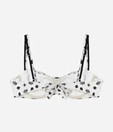 Top de bikini de microfibra color blanco con estampado de caracolas, caracoles y estrellas de mar negras. Cuenta con diseño de media copa, aro estructurado y breteles regulables con detalles metálicos.