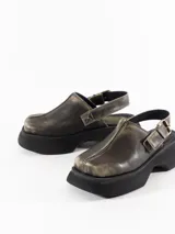 Suecos de cuero color visón con plataforma negra y pulsera con hebilla.