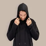 Buzo deportivo negro con capucha ajustable y cordones.