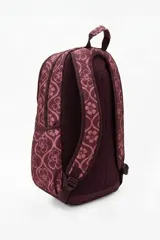 Mochila Billabong Roadie de color bordó con estampado floral y geométrico, compartimento principal con cierre, bolsillo frontal con cierre y asa superior.