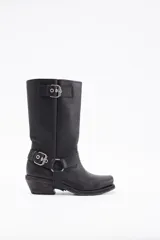 Bota de cuero marrón con caña alta y estribo desmontable.