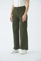 Pantalón de gabardina tiro alto con corte oxford y ruedo desflecado. Cuenta con cierre y botón frontal, sin bolsillos delanteros.