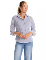 Camisa de algodón a rayas verticales azules y blancas, con cuello solapa y cierre frontal de botones decorados con strass. Presenta aplicaciones de strass en la parte superior delantera, pinzas de entalle y mangas tres cuartos.