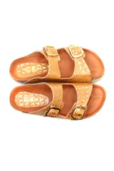 Sandalias bajas color ocre con textura tipo piel de cocodrilo, doble tira con hebillas doradas ajustables y plantilla anatómica.