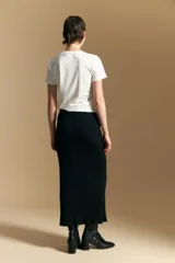 Falda midi de punto con diseño acanalado, corte ajustado y tajo frontal.