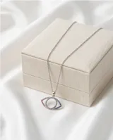 Collar de acero con baño de oro y dije en forma de ojo decorado con circonias multicolor.