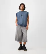 Musculosa boxy azul de algodón liviano, con cuello redondo, recortes raglán, sisas sin dobladillo y estampa frontal con lettering de Bad Manners.