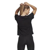 Remera deportiva Adidas de manga corta, confeccionada con tecnología Aeroready para la gestión de la humedad y diseño FreeLift para mayor libertad de movimiento. Presenta cuello redondo y el logo de la marca estampado en el centro del pecho.