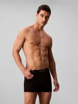 Pack de tres bóxers Calvin Klein de corte brief, color negro, con cintura elástica distintiva de la marca en negro y letras verdes. Confeccionados en algodón elástico para un ajuste cómodo.