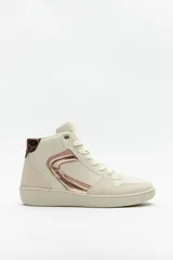 Zapatillas tipo botita color beige con detalles en animal print y apliques metálicos.