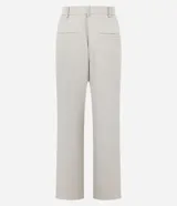 Pantalón de sastrería marca Cortelle, de corte recto y color beige. Presenta pliegues delanteros, cintura con trabillas, cierre frontal y bolsillos traseros embutidos.