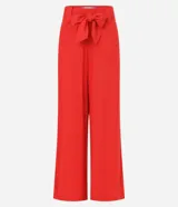 Pantalón de corte pantalona ancho, color rojo vibrante, confeccionado en viscosa y lino. Presenta un lazo de tela para atar en la cintura.