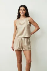 Blusa plateada sin mangas con textura brillante.