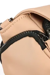 Bandolera color gris oscuro con solapa frontal, cierre de cremallera en la parte superior y en los laterales, y correa ajustable de tela negra.