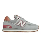 Championes New Balance modelo WL574BCZ, color gris con detalles en rosa y blanco. Confeccionados en gamuza y malla, con el logo "N" característico en los laterales y entresuela ENCAP.