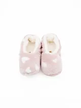 Pantuflas tipo botita de peluche suave, color blanco con estampado animal print en tonos marrones y gris claro.