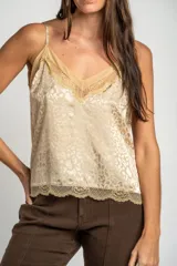 Top negro con estampado animal print sutil, escote en V con apliques de encaje transparente y tirantes finos ajustables.
