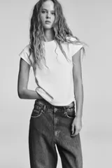 Camiseta de algodón compacto con cuello redondo, manga corta caída y corte regular.