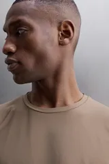 Camiseta negra de entrenamiento de corte regular fit, confeccionada en tejido técnico ligero y elástico. Cuenta con cuello redondo, mangas largas, costuras planas y logo estampado. Zara Athleticz.