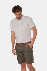 Bermuda cargo azul confeccionada en 98% algodón y 2% spandex.