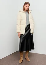 Chaqueta puffer acolchada con capucha y cuello alto, color marfil, con cierre de cremallera doble y manga larga.
