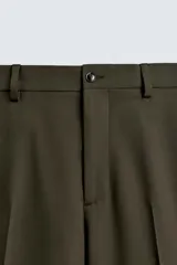 Pantalón de vestir corte slim fit, con cierre frontal de cremallera y botón, bolsillos laterales y bolsillos traseros de doble vivo con botón.