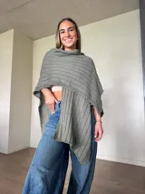 Ruana tejida en hilo de algodón y lurex con diseño de punto jersey, en color verde militar.