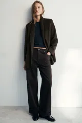 Jeans de tiro medio con corte baggy y pierna relajada. Presenta diseño de cinco bolsillos, cierre frontal con cremallera y botón, y bajo acabado con vuelta.