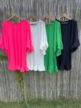 Vestido corto de morley con volados en ruedo y mangas, corte oversize.