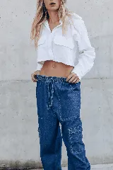 Pantalón cargo de denim celeste, con bolsillos laterales con tapa, cintura elástica con cordón ajustable y corte amplio.