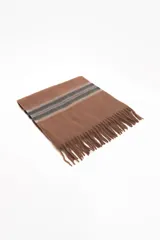 Bufanda rectangular de tejido suave con diseño de rayas horizontales en tonos tostado, azul y verde.