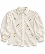 Camisa cruda de broderie con mangas abullonadas y bordados artesanales de pequeñas flores en el frente.