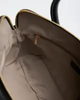Cartera de mano XL Extra Large modelo Flavia, color negro, de diseño estructurado en símil cuero con textura granulada, doble asa superior y herrajes dorados. Incluye correa ajustable y desmontable.