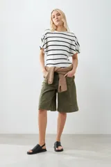 Remera de punto con rayas horizontales negras sobre fondo blanco, mangas cortas con volados.