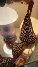 Bombacha tipo bikini con estampado animal print y bordes en color bordó.