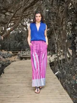 Pantalón de lino con estampado a rayas verticales en tonos celeste, verde, marrón y blanco.