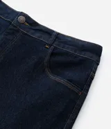 Pantalón de jean corte recto, color azul oscuro, con cintura fija, trabillas para cinturón, bolsillos funcionales y cierre frontal con botón y cremallera.