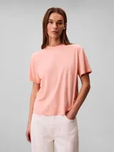 Remera de algodón color rosado, con cuello redondo, mangas cortas, corte regular y pequeño logo bordado al tono en el pecho.