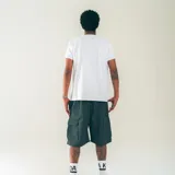 Bermuda negra confeccionada en nylon liviano, con cintura elastizada con cordón, bolsillos laterales y bolsillos cargo de perfil limpio.