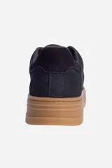 Championes de cuero color azul oscuro con suela de goma marrón.