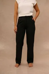 Pantalón negro de vestir de corte recto y tiro alto con trabillas para cinturón y bolsillos laterales.