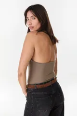 Top halter bordó de corte ajustado y diseño minimalista.