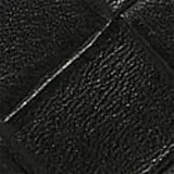 Cartera pequeña de mano color negro, confeccionada en piel sintética trenzada, con cierre superior de cremallera y correa de muñeca integrada con detalle metálico dorado.