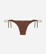 Bikini marrón de microfibra, compuesto por corpiño triangular con tirantes finos y bombacha clásica con lazos laterales ajustables.