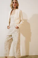Jeans de tiro medio de la colección ZW de Zara, con diseño tapered leg y largo al tobillo. Color crudo con estampado floral delicado y rayas verticales sutiles, tiro medio con trabillas, cinco bolsillos, vuelta en el dobladillo y cierre frontal con cremallera y botón.