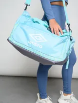 Bolso deportivo azul con logo de Umbro estampado en blanco.