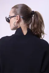 Sweater de punto color borgoña, con cuello alto y mangas ranglán.