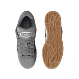Championes adidas modelo Campus 00s, de diseño urbano con exterior de gamuza en color gris, tres tiras laterales en color negro y suela de goma con base color caramelo.
